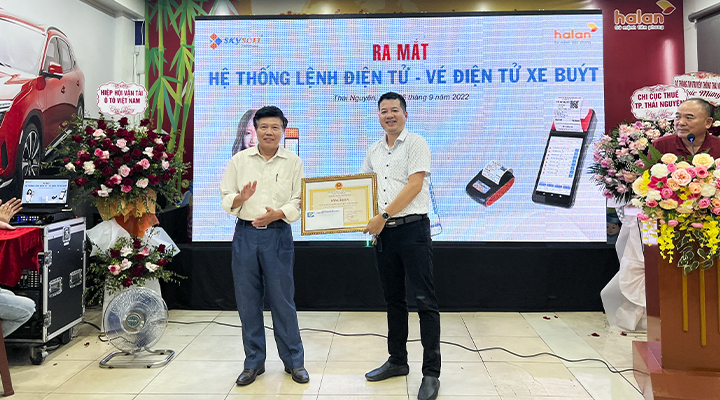 Hiệp hội Vận tải ô tô Việt Nam tặng Bằng khen cho Công ty CP Công nghệ trực tuyến Skysoft đã có thành tích chuyển đổi số trong kinh doanh vận tải