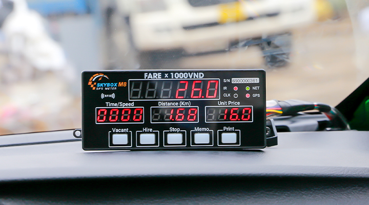 Đồng hồ taxi thông minh SKYBOX M8 tích hợp  3 trong 1: GSHT hợp chuẩn + Đồng hồ tính cước + Hóa đơn điện tử