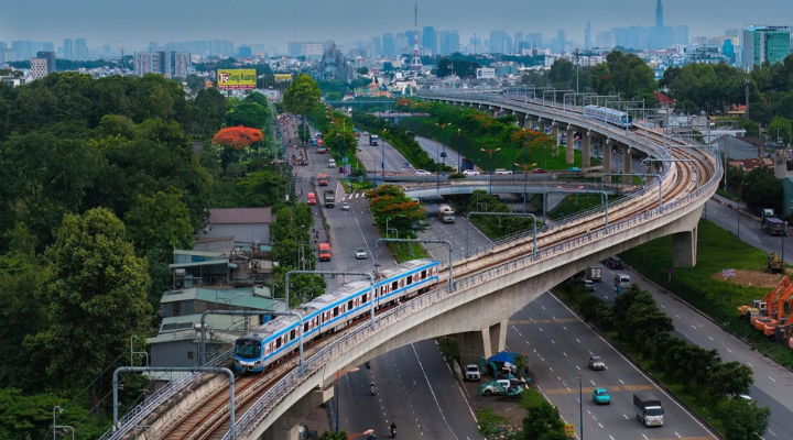 Hà Nội tích cực đổi mới và bổ sung các phương tiện giao thông công cộng hiện đại, tiện lợi. 