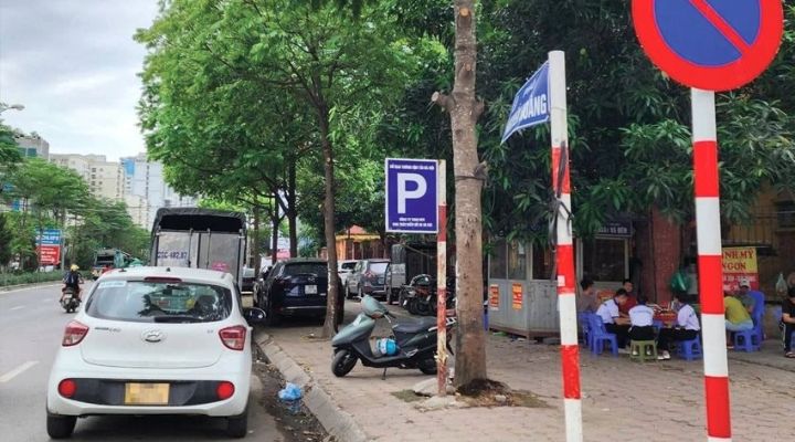 Nhiều tài xế đỗ xe tại đoạn đường có biển cấm đỗ xe 