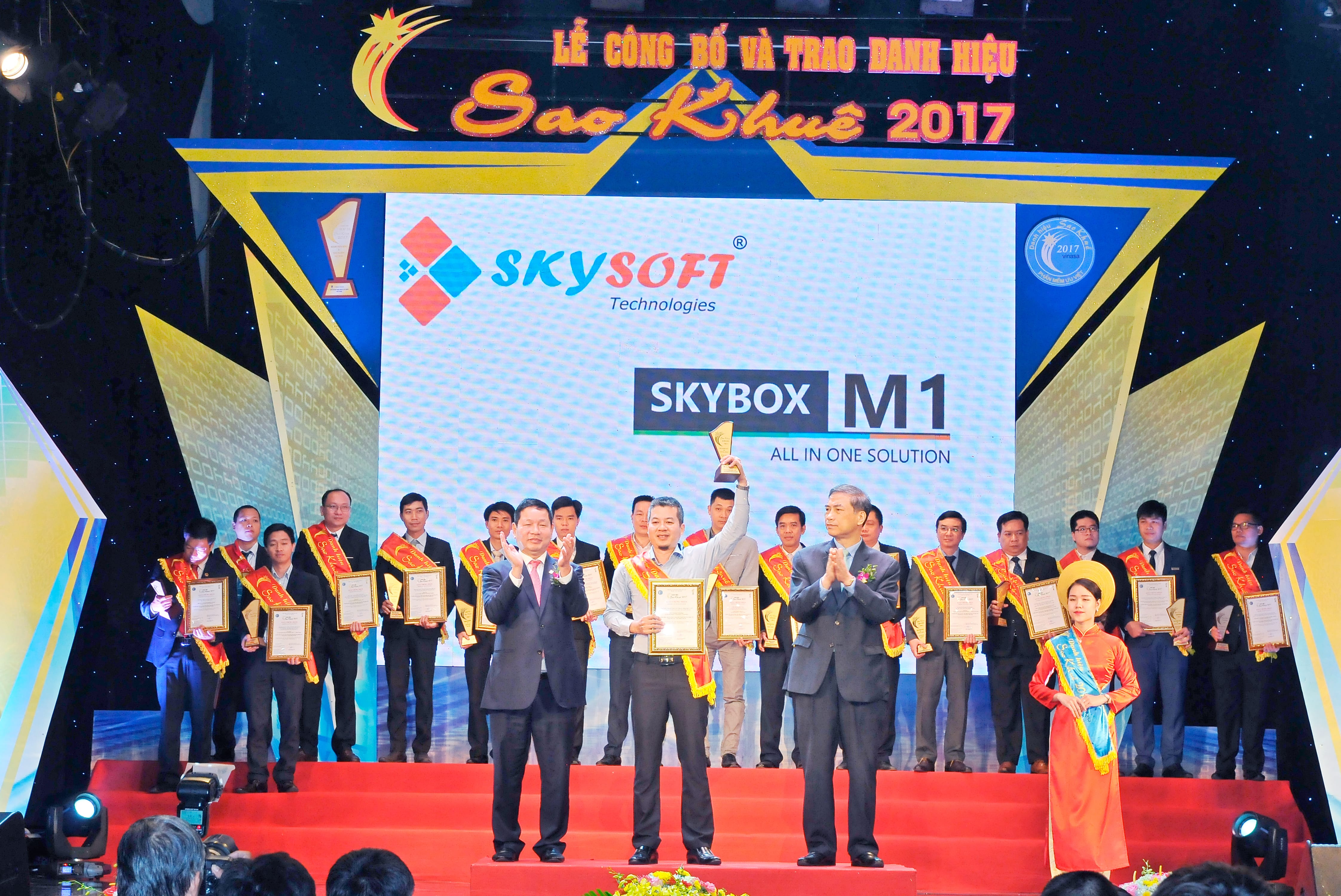 Ông Nguyễn Trường Giang – Chủ tịch HĐQT công ty Skysoft lên nhận giải Sao Khuê 2017
