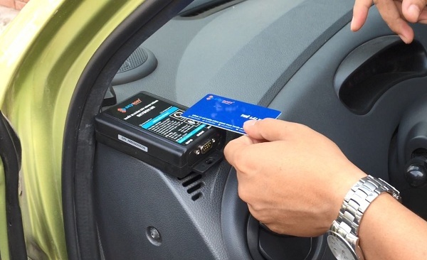 Dùng thẻ lái xe kiếm tra tín hiệu hoạt động của thiết bị giám sát hành trình sau khi lắp đặt